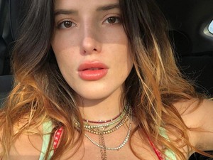 Bella Thorne ismét pucérkodik az Instagramon, ruha nélkül pózol a tükörben
