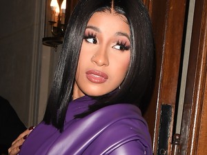Cardi B videósorozatot tett közzé arról, ahogy beszúrják új piercingjeit