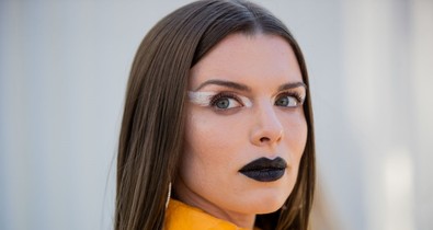 Julia Fox műanyagba csomagolva lépett a vörös szőnyegre