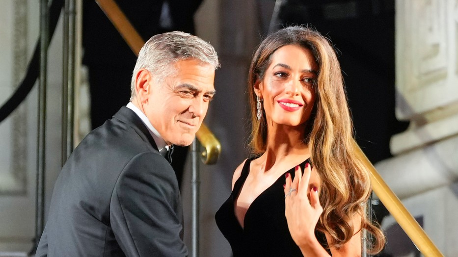 George Clooney felesége, Amal Clooney egy Alexander McQueen álomruhában érkezett a díjátadóra