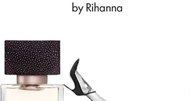 Rihanna egy szál bugyiban reklámozza új illatát