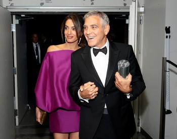 Amal Clooney a világ legrövidebb szoknyáját is hercegnőként viseli, arcpirító ruhája azonnal berobbantja a nyarat