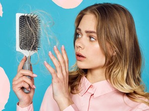 Hullani kezdett a hajad a koronavírus felbukkanása óta? Nem vagy egyedül!