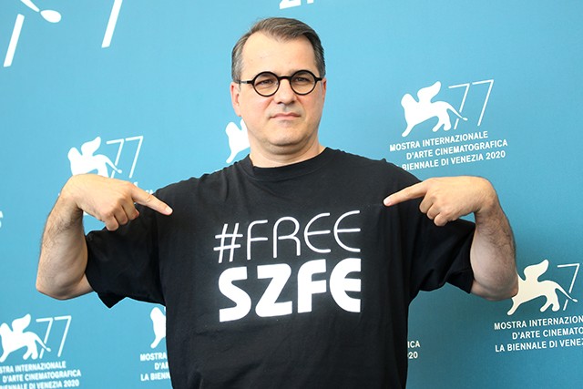 Mundruczó Kornél rendező és csapata #FreeSZFE pólóban érkeztek a velencei filmfesztiválra