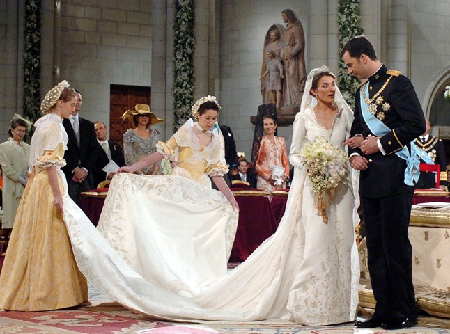 Letícia Pertegaz gyönyörű aranyhímzéses menyasszonyi ruhájában