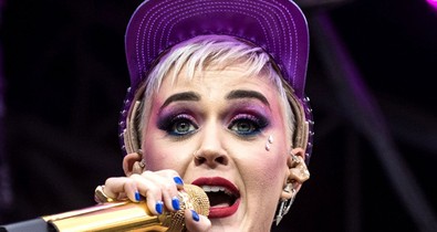 Katy Perry öregfilmsztár-hajjal sokkolt