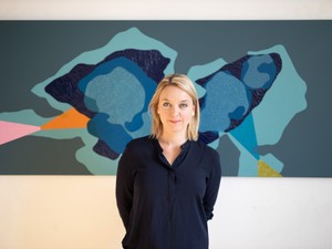 Absztrakt festmények, design kollaborációk és gyerekkönyvek – less be Barabás Zsófi világába