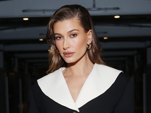 Hailey Bieber búcsút intett a szőkének, bemutatja az ősz új kedvenc hajszínét