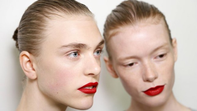 Az alapozó, és más trükkök nélkülözésével még drámaibb a vörös ajkak hatása
