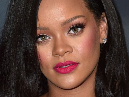 Rihanna úgy öltözött fel a Fenty Beauty születésnapjára, mint a kedvenc emojid