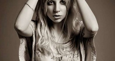 Lady Gaga alig felismerhető, de csodás az új címlapja