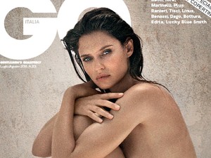 Egy évvel a szülés után gyönyörű akt fotókon a legszebb olasz modell