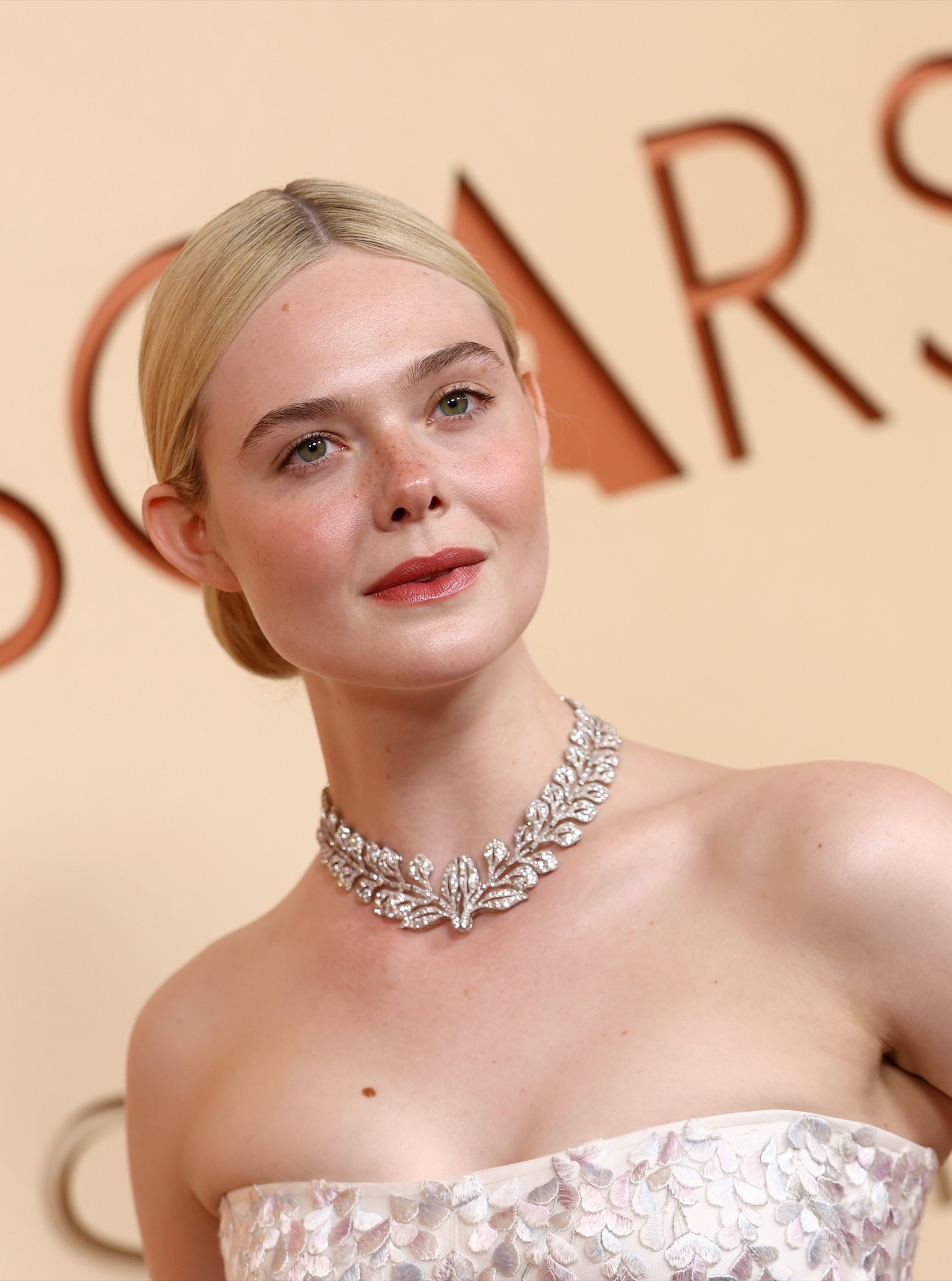 A látványos ruhát egy hatalmas és káprázatos Cartier-nyakékkel egészítette ki, amely szintén az akácleveleket jelenítette meg.