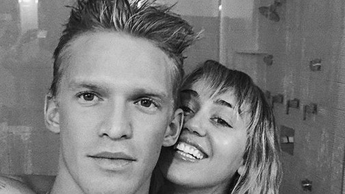 Miley Cyrus az új barátja nadrágjában kotorászik az Instagramon