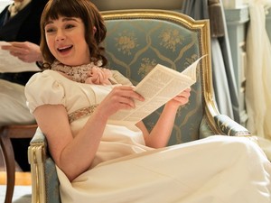 A Bridgerton család sztárja, Claudia Jessie nem csak a sorozatban őrületes karakter, a valóságban is