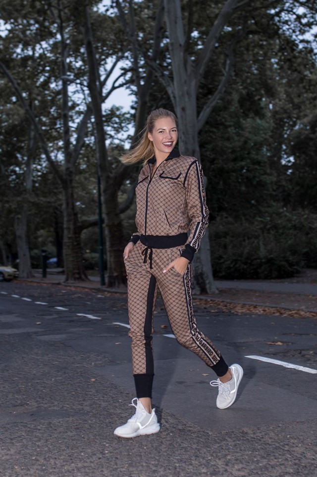 Balogh Eleni egy menő Sugarbird szettben rohangál a városban