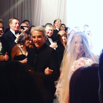 A boldog menyasszony, amint az oltárhoz vezetik. Látszik, hogy milyen izgatott, ugye?