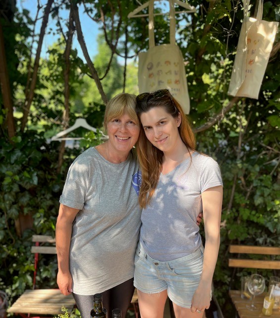 A Fogadjörökbe alapítóinak kétharmada: Rita és Anna