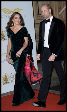 A 2025-ös Royal Variety Performance vörös szőnyegén sem tudta levenni a szemét a férjéről.