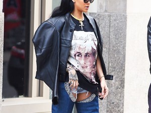 Sosem jössz rá Rihanna ki előtt tiszteleg a retró pólójával!