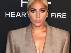 Lady Gaga Kim Kardashian és egy lecsúszott üzletember keveréke ebben a szettben