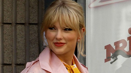 Nézd milyen tüneményes Taylor Swift ruhácskája