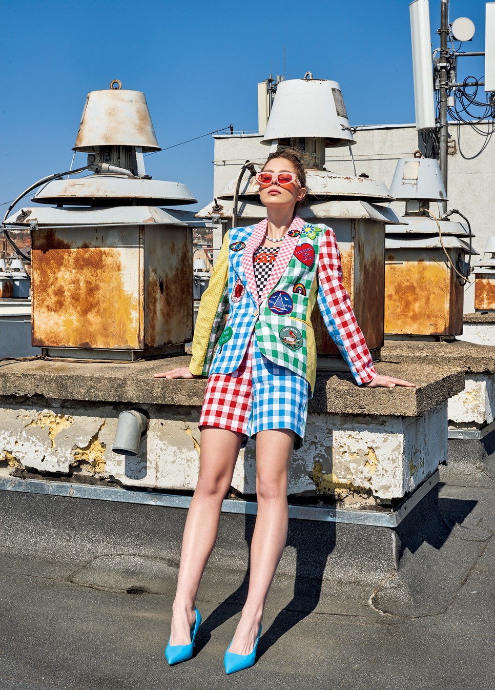 Blézer és sort DESIGUAL 64 990 Ft, 34 990 Ft | Body VANS – Halfprice 7495 Ft | Napszemüveg BALENCIAGA – Sun & Eye 107 990 Ft | Gyöngysor NILE ATELIER nileatelier.com | Bőrcipő ZARA 19 995 Ft