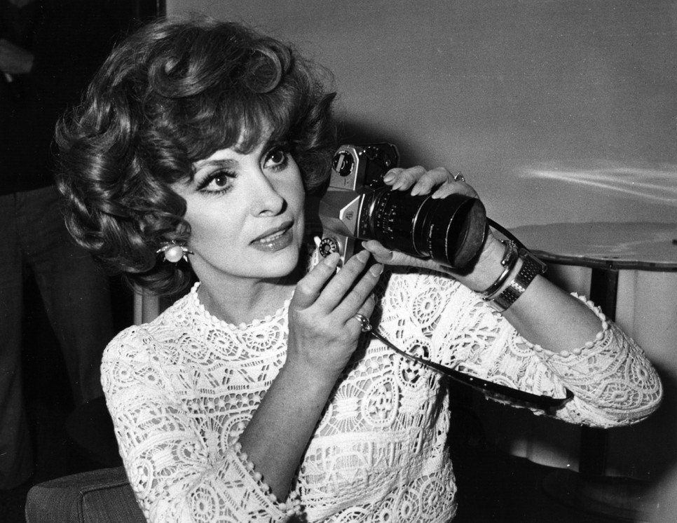  Gina Lollobrigida27th September 1974: Italian actress Gina Lollobrigida (1928 - ) and her camera at a press conference in London for the launch of her book of photographs 'Italia Mia'. 