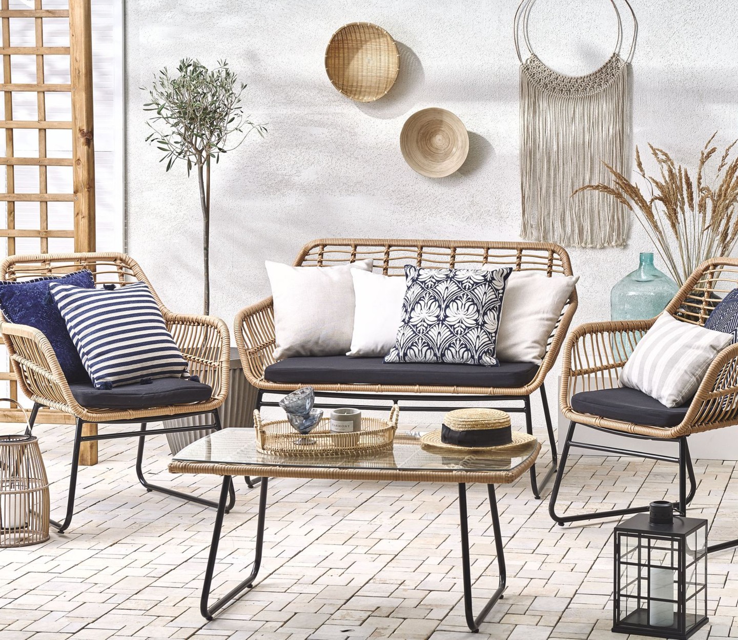 Kerti ülőgarnitúra asztallal 4 személyes BELIANI 185 860 Ft, GLAMOUR-napok SUMMER WEEK ideje alatt 20% extra kedvezmény minden 180 000 Ft feletti vásárláshoz!