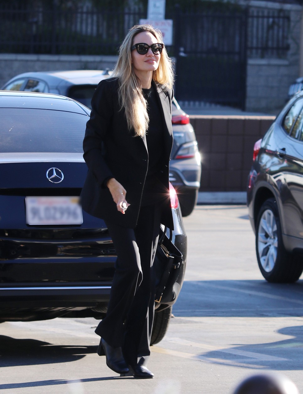 Szőkén és mosolygósan lépett utcára Angelina Jolie