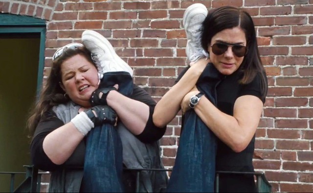 Sajnos a nyomozásból a nők jó ideig alig-alig vették ki a részüket, női hekuspárosra pedig alig-alig emlékszünk a Női szervek című vígjátékig, de Melissa McCarthy és Sandra Bullock duójára érdemes volt várni. Remek vígjáték, csodásan szórakoztató páros, mi bízunk benne, hogy egyszer lesz folytatás is!