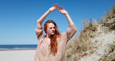 Jurák Bettina táncművész a környezettudatos magyar divatmárka, az OatAva új kapszulakollekcióját viseli