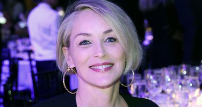 59 évesen Sharon Stone olyan dekoltázst mutatott, hogy leesik az állad