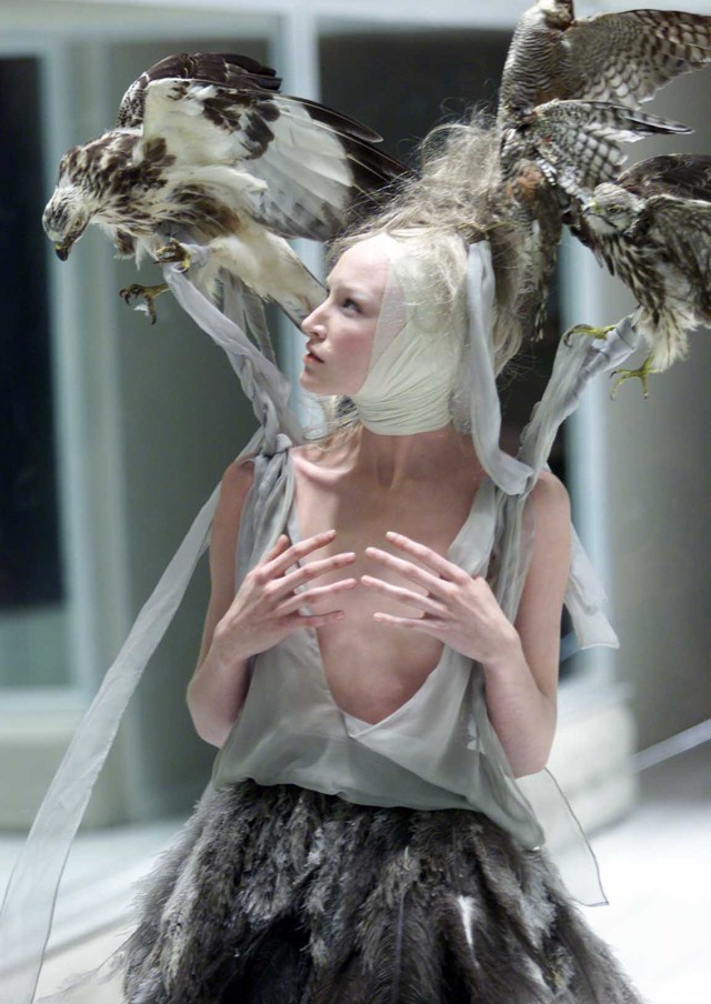 Madarak, Hitchcock parafrázis az Alexander McQueen 2001-es Voss show-ján