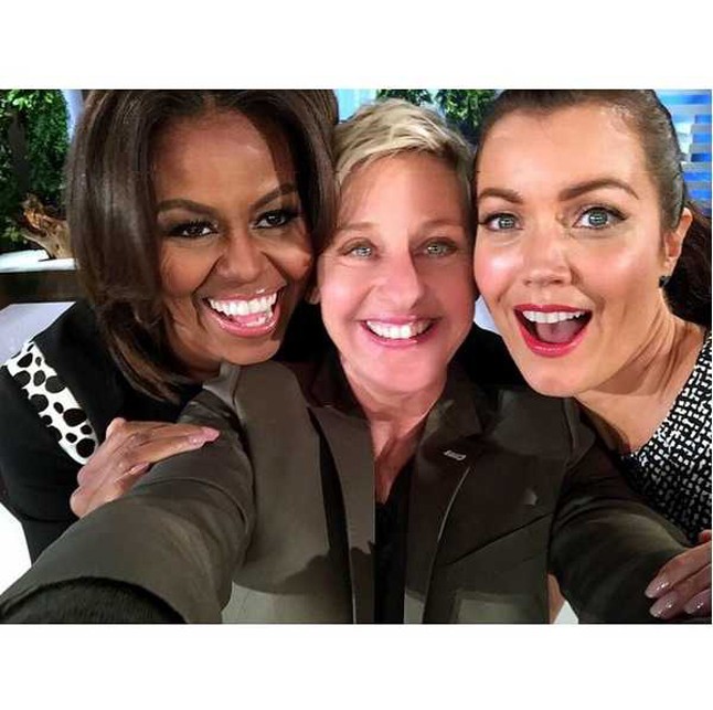 Az Oscar-szelfi feltalálója, Ellen DeGeneres a First Lady-vel, Michelle Obamával is szívesen pózol