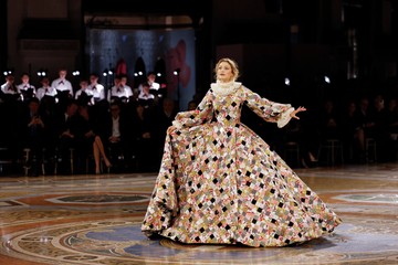 Az idei Vogue World bemutatót Gigi Hadid nyitotta meg egy olyan látványos Valentino kreációban, amelyet a történelmi olasz textíliák ihlettek. A ruha anyaga és mintázata a reneszánsz korabeli udvari viseleteket és a kézzel szőtt brokátokat idézte meg, közvetítve az olasz kultúra örökkévalóságát.