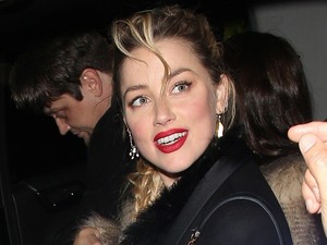 Direkt jól megbámultatta a melleit Amber Heard