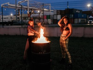 Elszabadul a pokol Dj Yamina és Tóth Andi új közös dalának klipjében