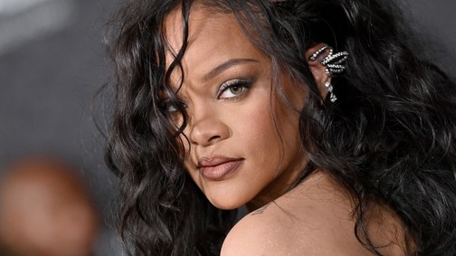 Rihanna ruhája egyszerre zavarbaejtő és irigylésre méltó – csak figyelj!