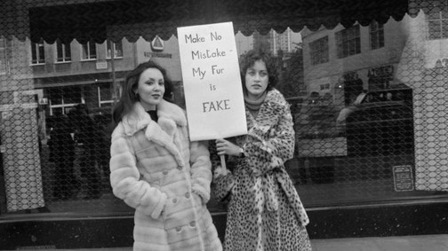 Ugye te is egy szőrmementes Európában szeretnél élni, ahol nem kínozzák a kisállatokat!