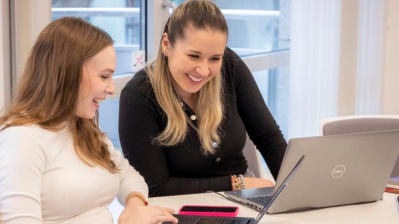 Cornides Sári, a GLAMOUR marketingmenedzsere, és Végh Veronika, a Ringier Magyarország Kft. EqualVoice programjának menedzsere, éppen női Wikipédia-bejegyzéseket készítenek a Goethe Intézetben megrendezett Edit-a-thon eseményen