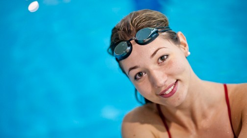 A lány, aki sellőként szeli a habokat!