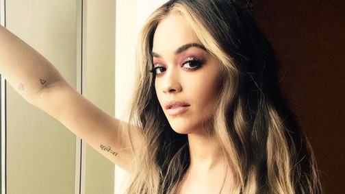 És megint! Rita Ora melltartó nélkül, az utcán mutogatta a cicijeit