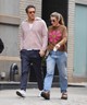 Blake Lively és Ryan Reynolds tegnap együtt kávéztak New Yorkban, és egy tökéletesen harmonizáló, “ősz-kompatibilis” szettben léptek utcára. Lively egy kötött pulcsit, férje pedig egy kötött kardigánt választott a hűvös időre. A színésznő megjelenését egy barna Opening Ceremony x Ugg csizmával tette teljessé. 