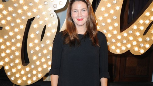 Drew Barrymore büszkén mutogatja szülés utáni kerekded alakját