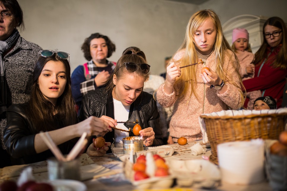 A húsvéti tojásfestés igazi slow program, ami kiemelhet kicsit az állandó képernyőbámulásból! Szerezz valódi élményeket!