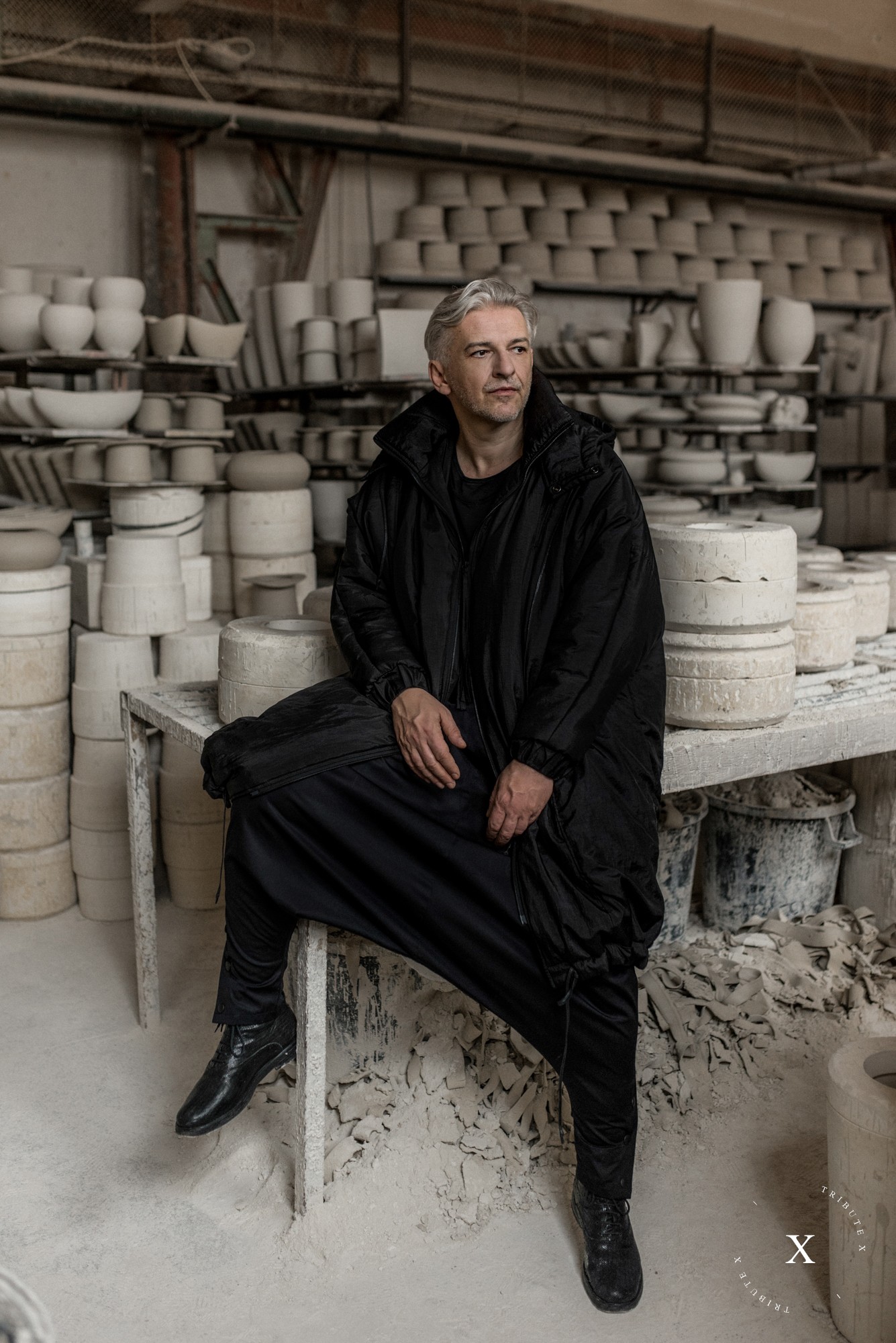 Alföldi Róbert színész és rendező a férfidivat társadalmi kérdéseiről és a ZSIGMOND DORA menswear világához is közel álló indusztriális épületek és kerámiák iránti szeretetéről mesélt.