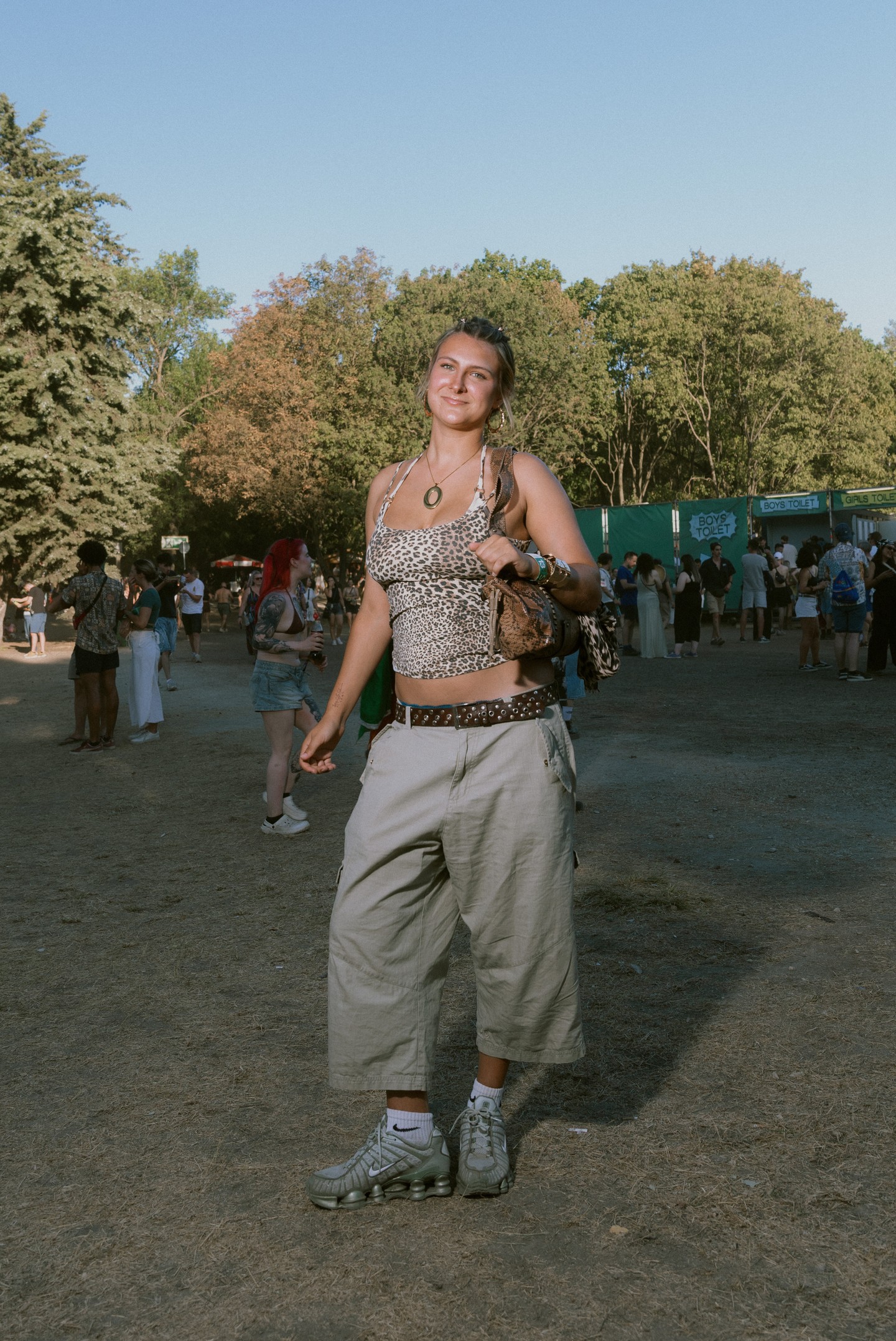 Y2K és streetwear, az idei év nagy visszatérői. A megjelenésben a bő szabású nadrágot állatmintás, testhezálló felső és sportcipő egészíti ki. A feltűnő kiegészítők és a vintage hangulat játékossá, egyedivé és kissé vagánnyá teszik a végeredményt.