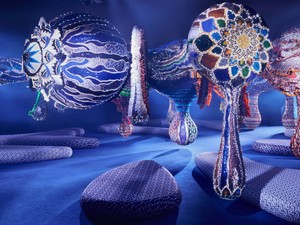 Keretbe foglalt divatműalkotások: A 2020-as évek, mint a divatbemutató enteriőrök aranykora