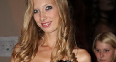 Borból tervez ruhákat